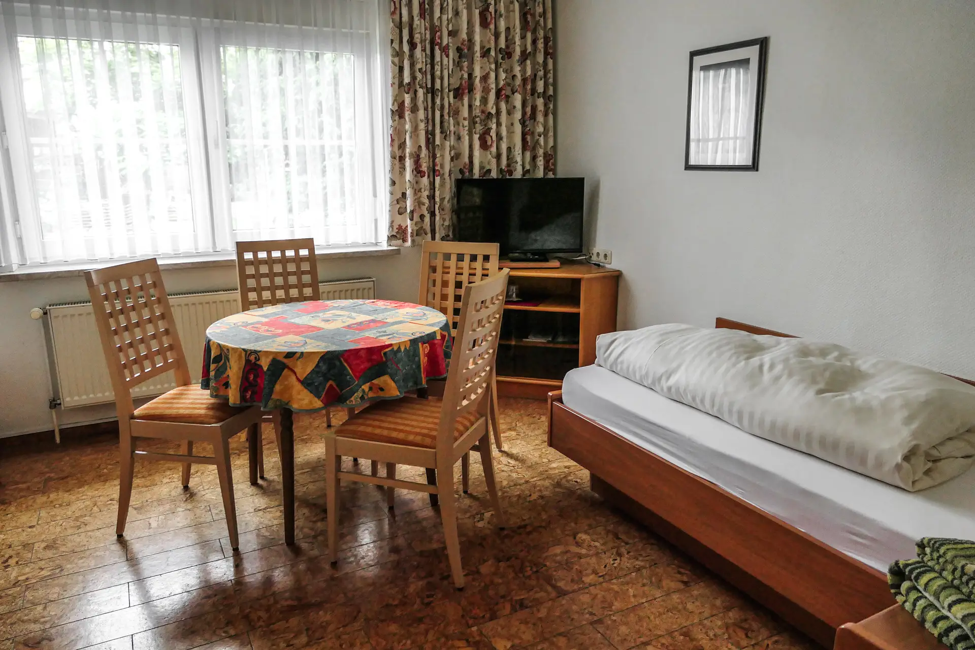 Gästehaus Roggenbuck Familienzimmer Tisch und Fernseher am Fenster